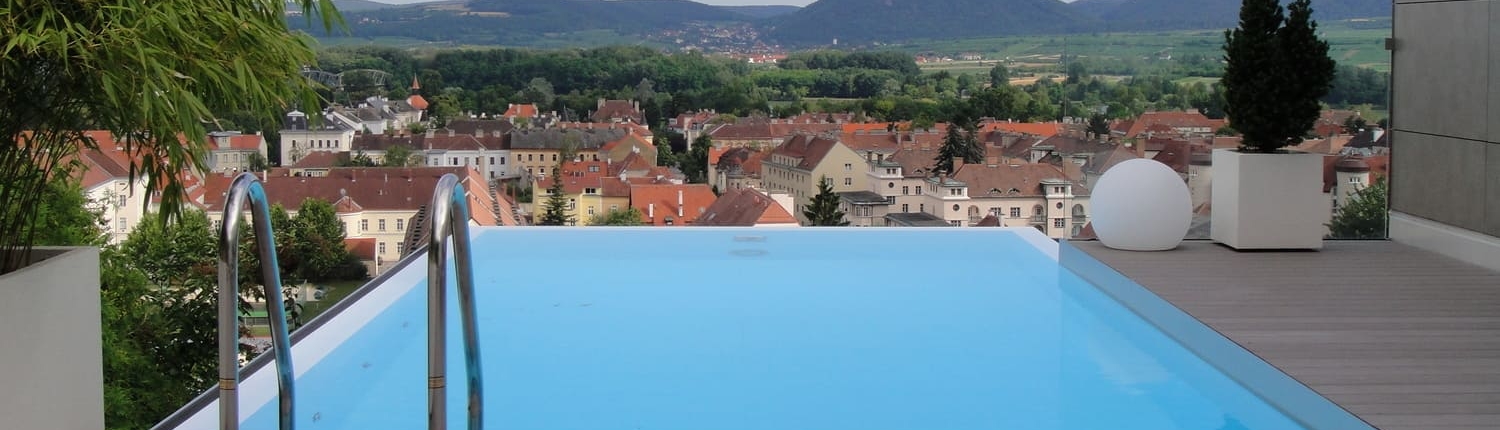 Dachterrassenpool mit Aussicht auf die City